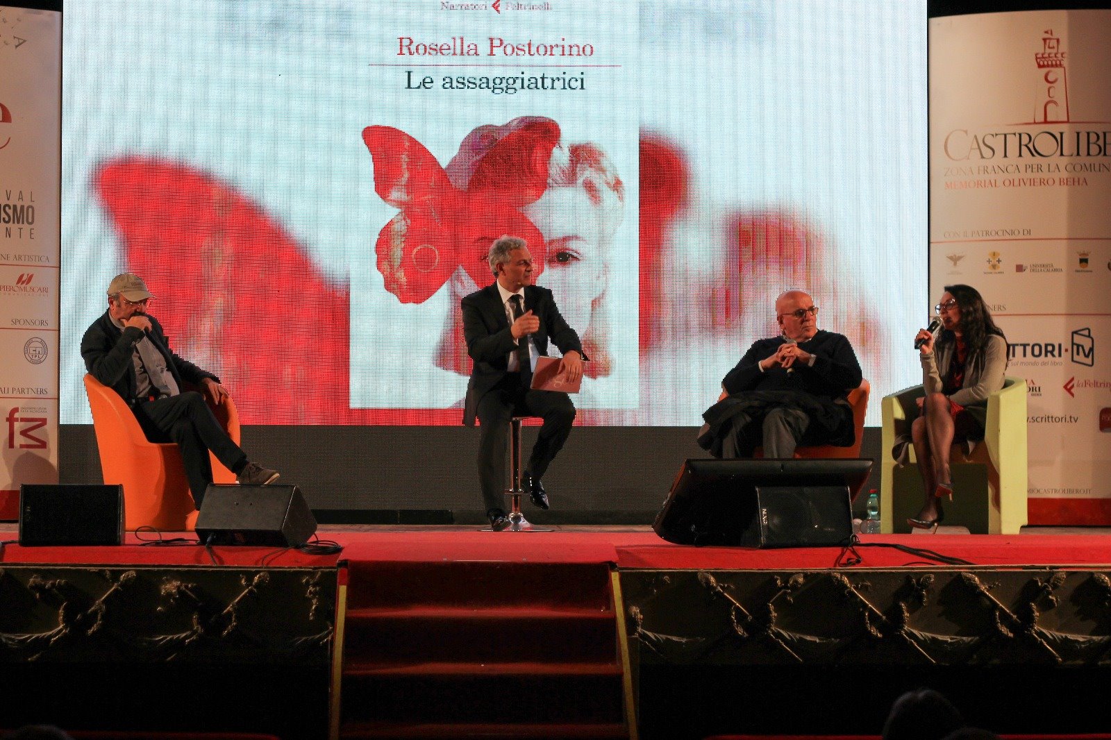 Il talk e la premiazione di Pino Aprile in occasione del Premio Castrolibero – Memorial Oliviero Beha svolto il 13 Aprile 2018 con Piero Muscari, Mario Oliverio e Rosella Postorino.
